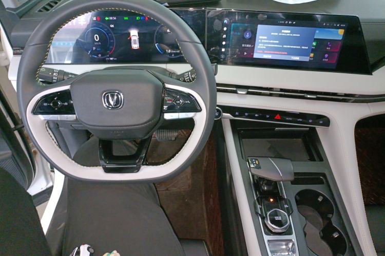 Used CHANGAN CS75 PLUS 2023 3rd Generation 2.0T Automatic Prestige Version Center Console