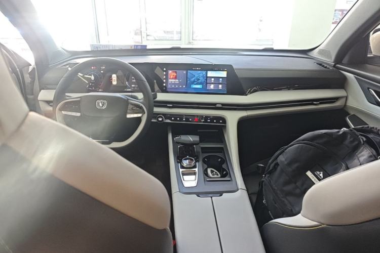 Used CHANGAN CS75 PLUS 2023 3rd Generation 1.5T Automatic Prestige Model Center Console