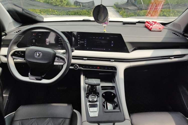 Used CHANGAN CS75 PLUS 2023 3rd Generation 1.5T Automatic Prestige Model Interior 2