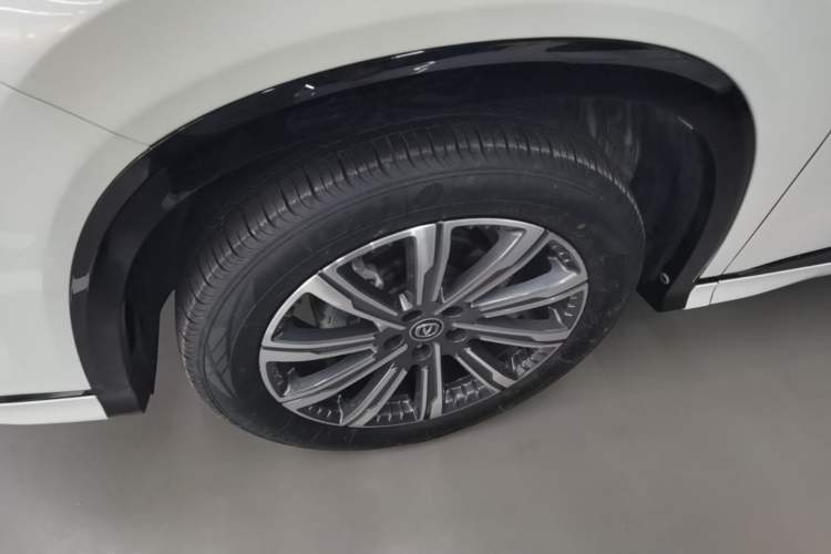 Used CHANGAN CS75 PLUS 2023 3rd Generation 1.5T Automatic Prestige Model Left Front Wheel Hub
