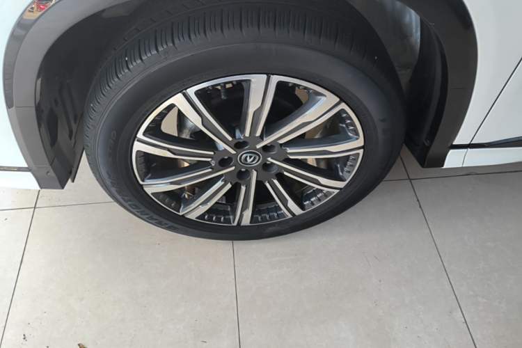 Used CHANGAN CS75 PLUS 2023 3rd Generation 1.5T Automatic Prestige Model Left Front Wheel Hub