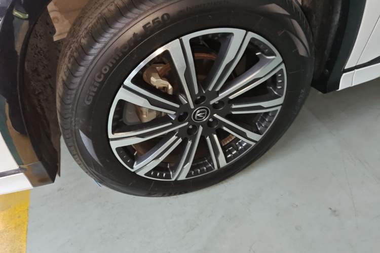 Used CHANGAN CS75 PLUS 2023 3rd Generation 1.5T Automatic Prestige Model Left Front Wheel Hub