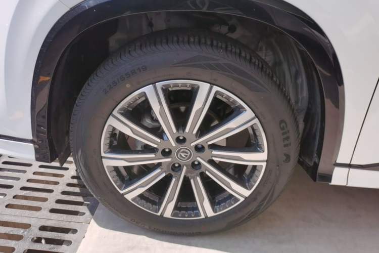 Used CHANGAN CS75 PLUS 2023 3rd Generation 1.5T Automatic Prestige Model Left Front Wheel Hub