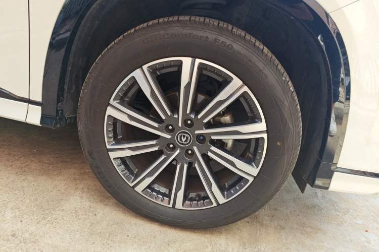 Used CHANGAN CS75 PLUS 2023 3rd Generation 1.5T Automatic Prestige Model Right Front Wheel Hub