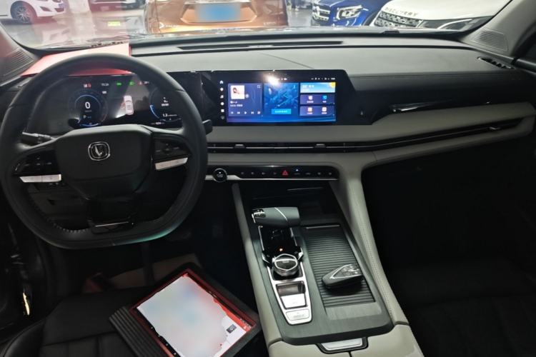 Used CHANGAN CS75 PLUS 2024 3rd Generation Champion Edition 1.5T Intelligent Drive Dynamic Model Center Console