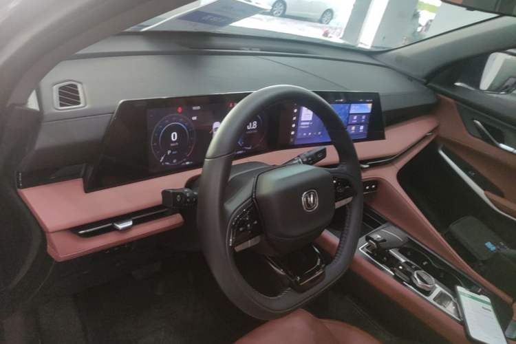 Used CHANGAN CS75 PLUS 2024 3rd Generation Champion Edition 1.5T Intelligent Drive Dynamic Model Center Console