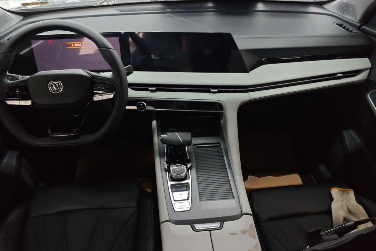 Used CHANGAN CS75 PLUS 2024 3rd Generation Champion Edition 1.5T Intelligent Drive Dynamic Model Center Console