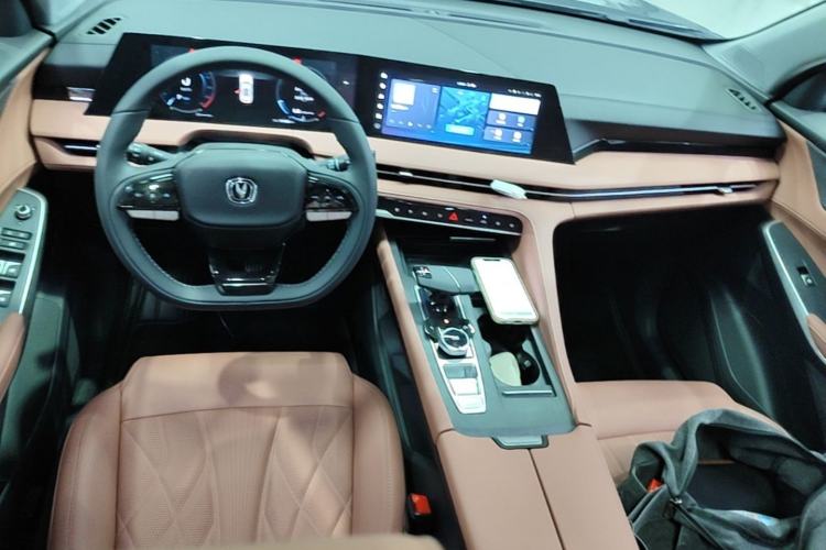 Used CHANGAN CS75 PLUS 2024 3rd Generation Champion Edition 1.5T Intelligent Drive Dynamic Model Center Console