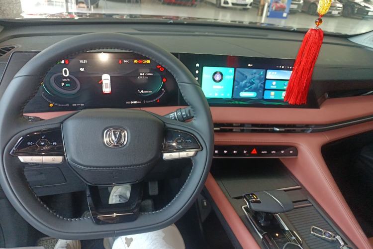 Used CHANGAN CS75 PLUS 2024 3rd Generation Champion Edition 1.5T Intelligent Drive Dynamic Model Center Console