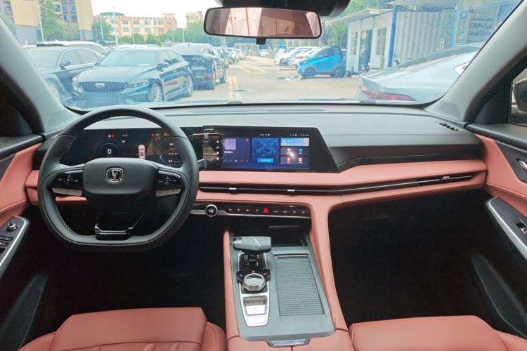 Used CHANGAN CS75 PLUS 2024 3rd Generation Champion Edition 1.5T Intelligent Drive Dynamic Model Center Console
