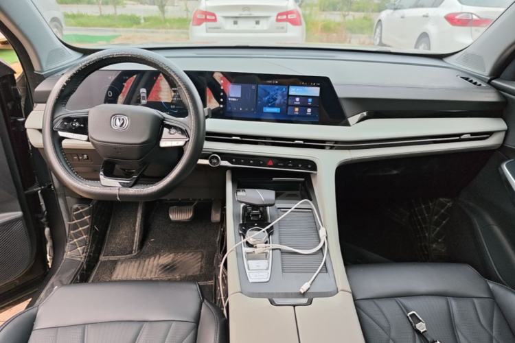 Used CHANGAN CS75 PLUS 2024 3rd Generation Champion Edition 1.5T Intelligent Drive Dynamic Model Center Console