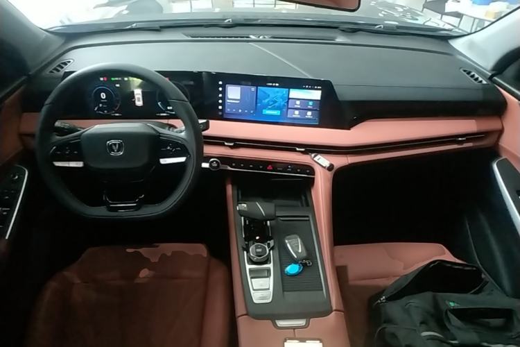 Used CHANGAN CS75 PLUS 2024 3rd Generation Champion Edition 1.5T Intelligent Drive Dynamic Model Center Console