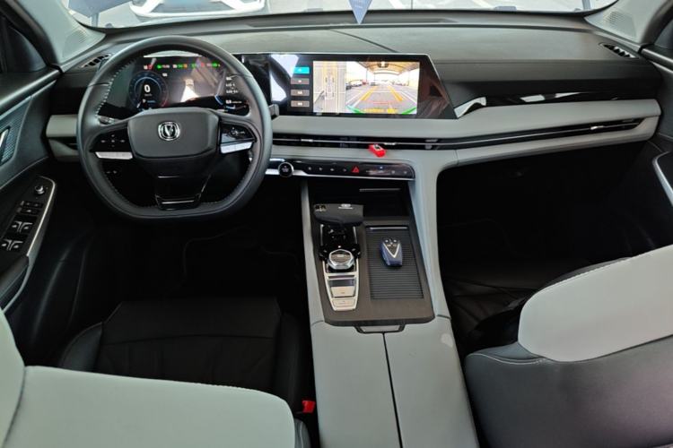 Used CHANGAN CS75 PLUS 2024 3rd Generation Champion Edition 1.5T Intelligent Drive Dynamic Model Center Console