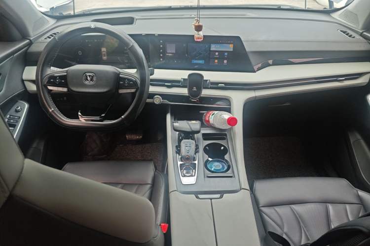 Used CHANGAN CS75 PLUS 2024 3rd Generation Champion Edition 2.0T Intelligent Drive Performance Model Center Console