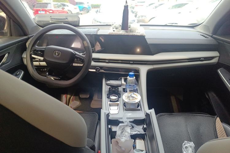 Used CHANGAN CS75 PLUS 2024 3rd Generation Champion Edition 1.5T Intelligent Drive Dynamic Model Center Console