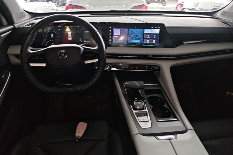 Used CHANGAN CS75 PLUS 2024 3rd Generation Champion Edition 1.5T Intelligent Drive Dynamic Model Center Console