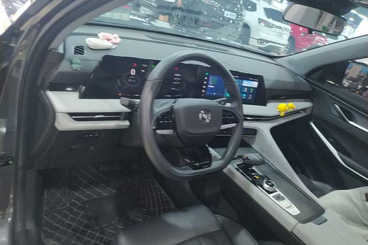 Used CHANGAN CS75 PLUS 2024 3rd Generation Champion Edition 1.5T Intelligent Drive Dynamic Model Center Console