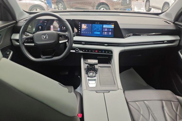 Used CHANGAN CS75 PLUS 2024 3rd Generation Champion Edition 1.5T Intelligent Drive Dynamic Model Center Console