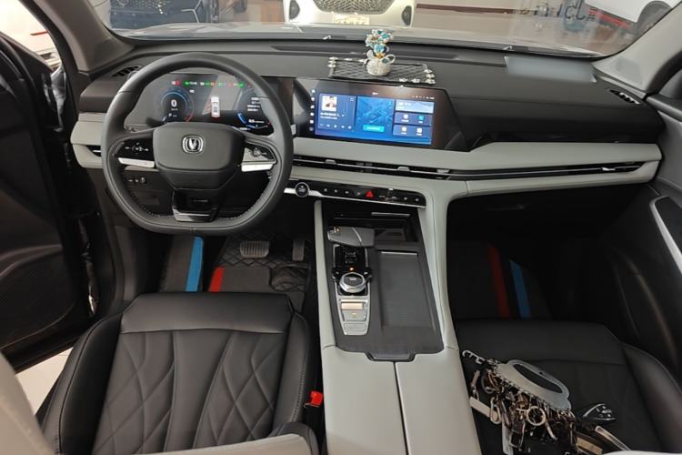 Used CHANGAN CS75 PLUS 2024 3rd Generation Champion Edition 1.5T Intelligent Drive Dynamic Model Center Console
