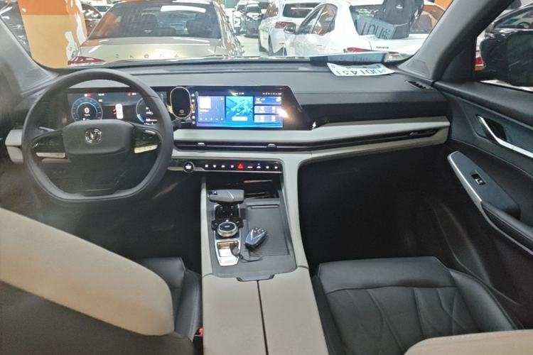 Used CHANGAN CS75 PLUS 2024 3rd Generation Champion Edition 1.5T Intelligent Drive Dynamic Model Center Console
