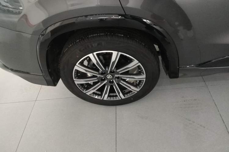 Used CHANGAN CS75 PLUS 2024 3rd Generation Champion Edition 1.5T Intelligent Drive Dynamic Model Exterior 5