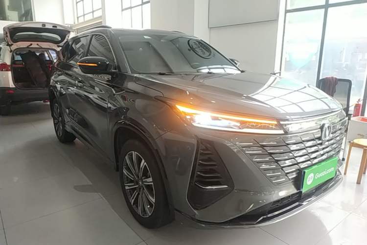 Used CHANGAN CS75 PLUS 2024 3rd Generation Champion Edition 1.5T Intelligent Drive Dynamic Model Front Right 45 Deg