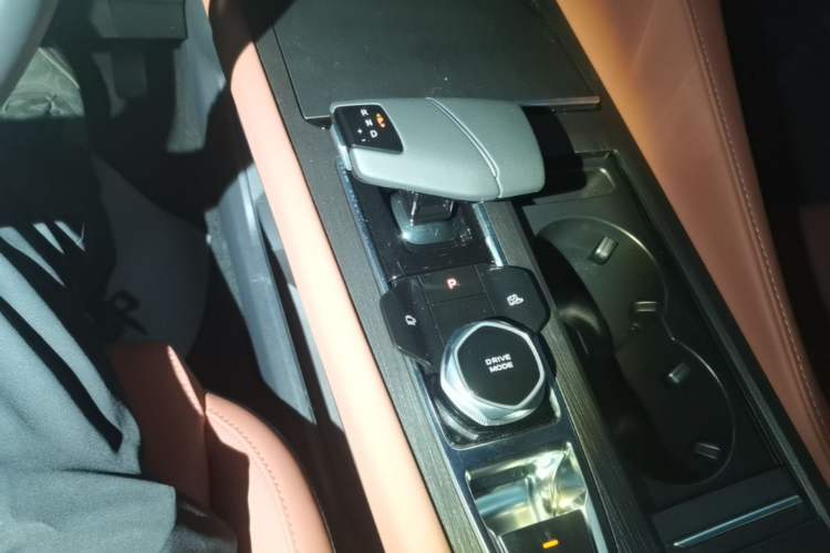 Used CHANGAN CS75 PLUS 2024 3rd Generation Champion Edition 1.5T Intelligent Drive Dynamic Model Gear Lever