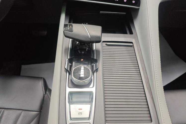 Used CHANGAN CS75 PLUS 2024 3rd Generation Champion Edition 1.5T Intelligent Drive Dynamic Model Gear Lever