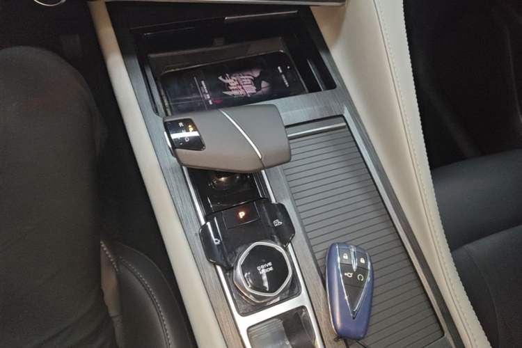 Used CHANGAN CS75 PLUS 2024 3rd Generation Champion Edition 1.5T Intelligent Drive Dynamic Model Gear Lever