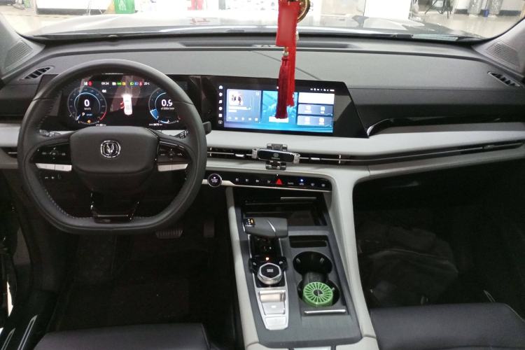 Used CHANGAN CS75 PLUS 2024 3rd Generation Champion Edition 1.5T Intelligent Drive Dynamic Model Interior 2