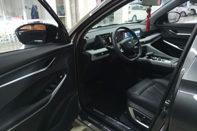 Used CHANGAN CS75 PLUS 2024 3rd Generation Champion Edition 1.5T Intelligent Drive Dynamic Model Interior 3