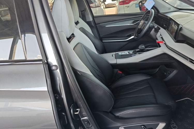 Used CHANGAN CS75 PLUS 2024 3rd Generation Champion Edition 1.5T Intelligent Drive Dynamic Model Right Front Seat