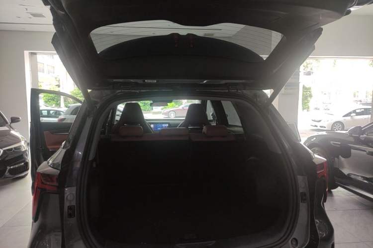 Used CHANGAN CS75 PLUS 2024 3rd Generation Champion Edition 1.5T Intelligent Drive Dynamic Model Trunk