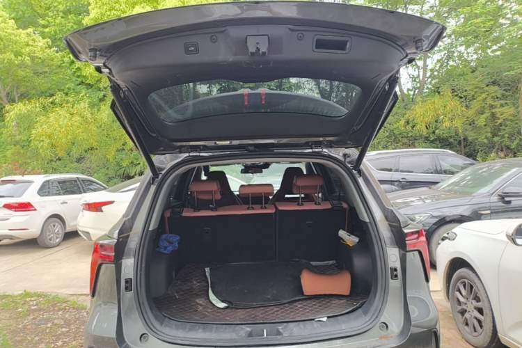 Used CHANGAN CS75 PLUS 2024 3rd Generation Champion Edition 1.5T Intelligent Drive Dynamic Model Trunk