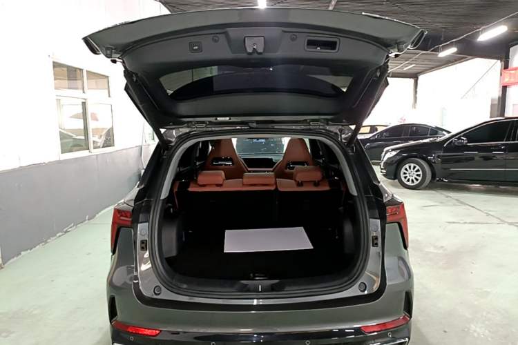 Used CHANGAN CS75 PLUS 2024 3rd Generation Champion Edition 1.5T Intelligent Drive Dynamic Model Trunk
