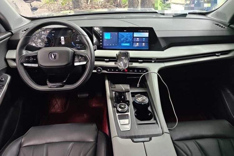 Used CHANGAN CS75 PLUS 2024 3rd Generation Champion Edition 1.5T Intelligent Drive Dynamic Model Center Console