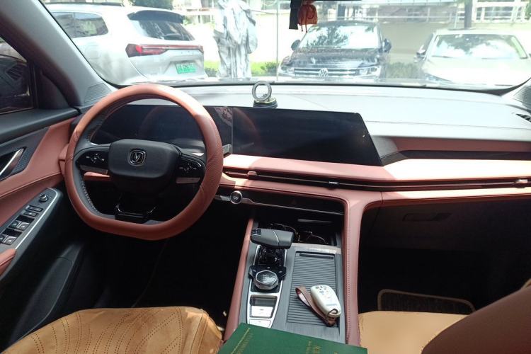 Used CHANGAN CS75 PLUS 2024 3rd Generation Champion Edition 1.5T Intelligent Drive Dynamic Model Center Console