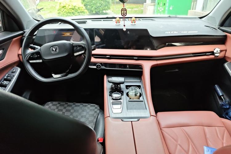 Used CHANGAN CS75 PLUS 2024 3rd Generation Champion Edition 2.0T Intelligent Drive Performance Model Center Console