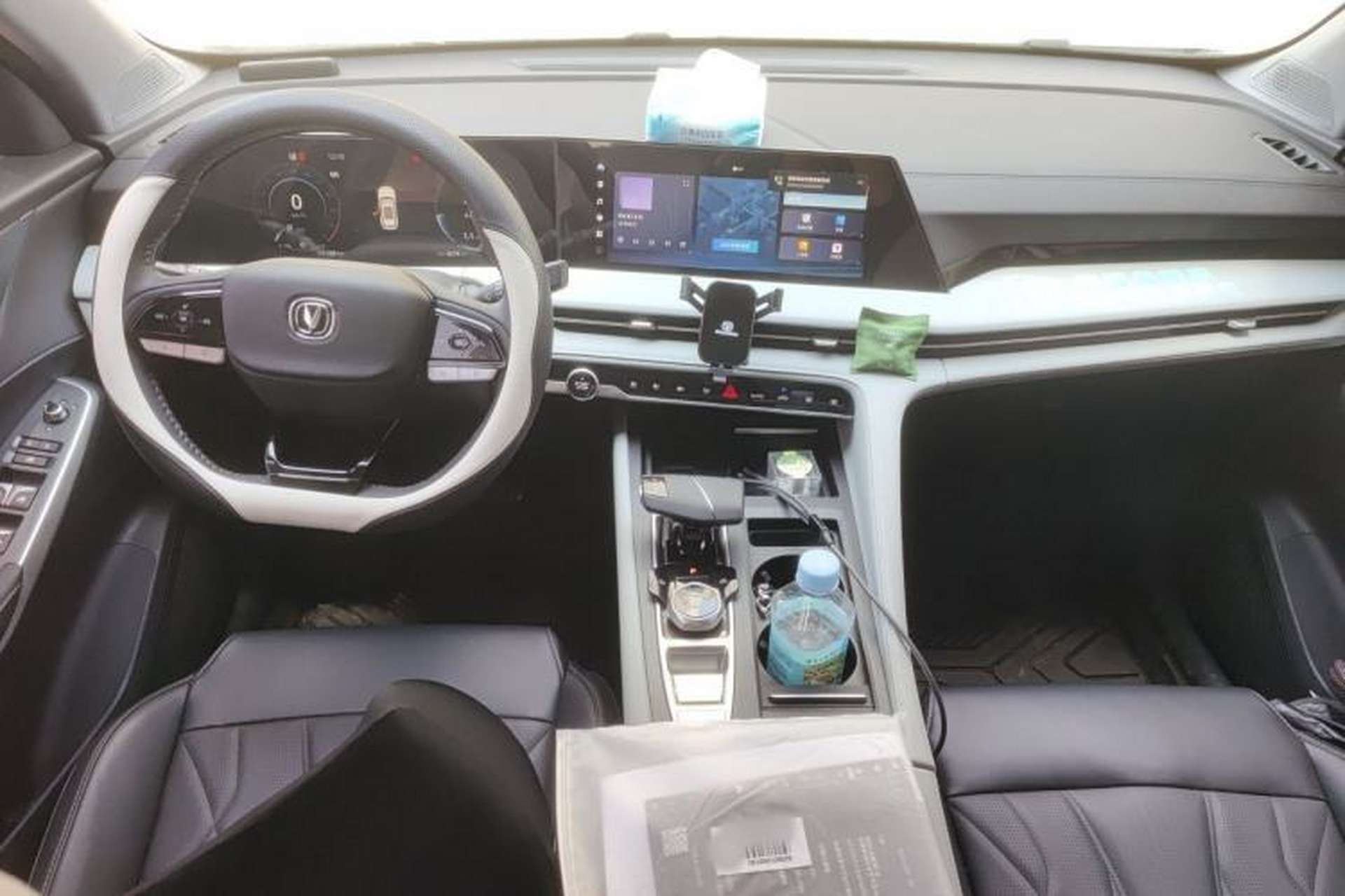 Used CHANGAN CS75 PLUS 2024 3rd Generation Champion Edition 1.5T Intelligent Drive Dynamic Model Center Console