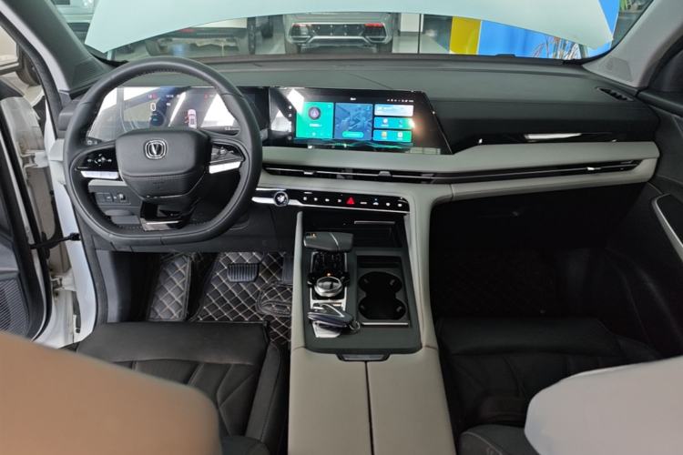 Used CHANGAN CS75 PLUS 2024 3rd Generation Champion Edition 1.5T Intelligent Drive Dynamic Model Center Console