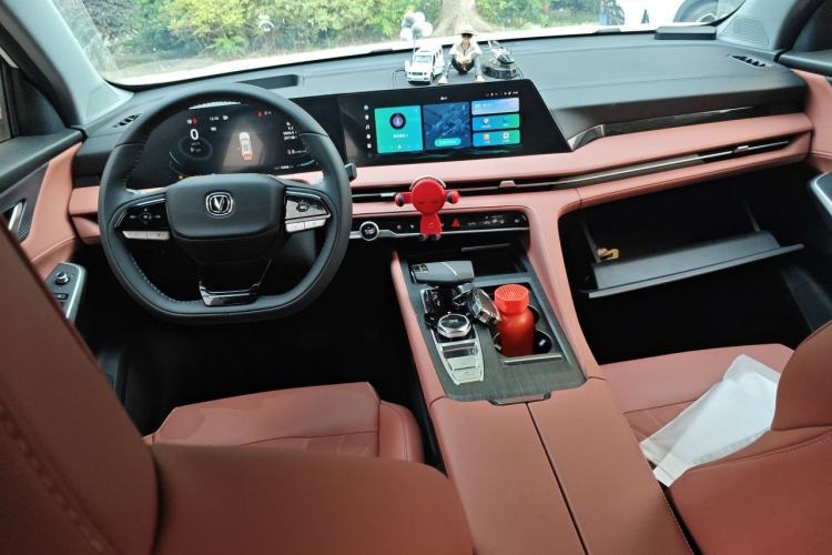 Used CHANGAN CS75 PLUS 2024 3rd Generation Champion Edition 2.0T Intelligent Drive Performance Model Center Console
