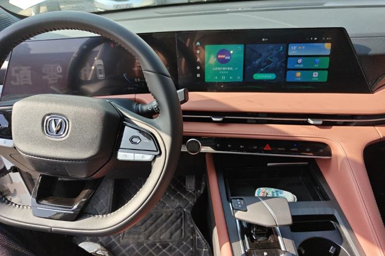 Used CHANGAN CS75 PLUS 2024 3rd Generation Champion Edition 1.5T Intelligent Drive Dynamic Model Center Console