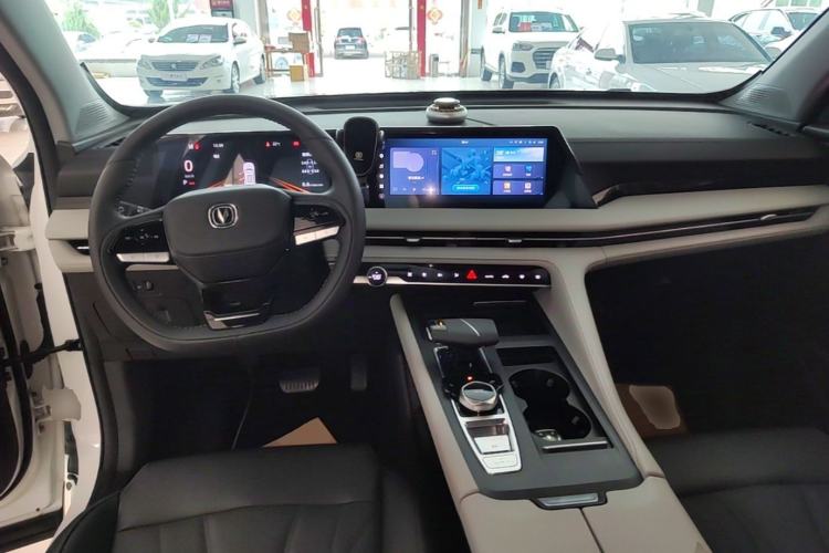 Used CHANGAN CS75 PLUS 2024 3rd Generation Champion Edition 1.5T Intelligent Drive Dynamic Model Center Console