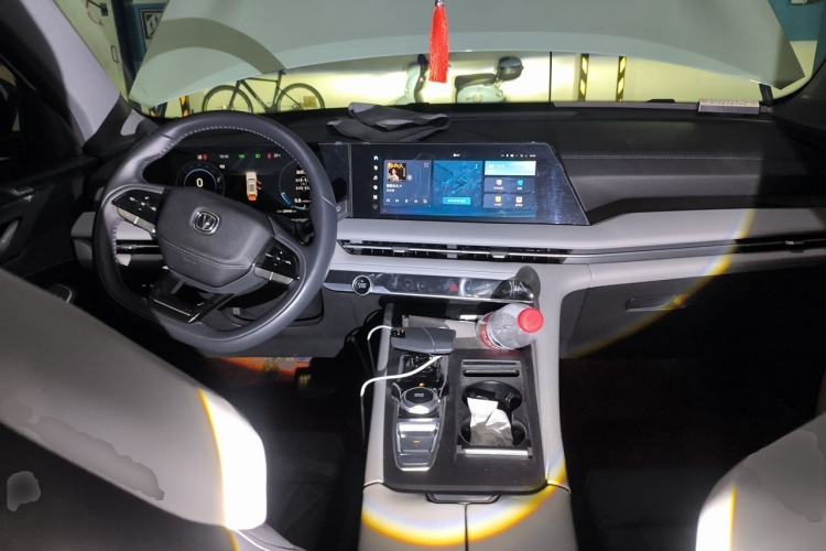 Used CHANGAN CS75 PLUS 2024 3rd Generation Champion Edition 1.5T Intelligent Drive Dynamic Model Center Console