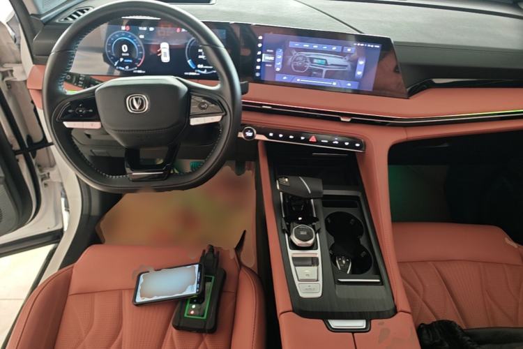 Used CHANGAN CS75 PLUS 2024 3rd Generation Champion Edition 2.0T Intelligent Drive Performance Model Center Console