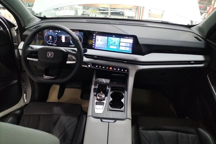 Used CHANGAN CS75 PLUS 2024 3rd Generation Champion Edition 1.5T Intelligent Drive Dynamic Model Center Console