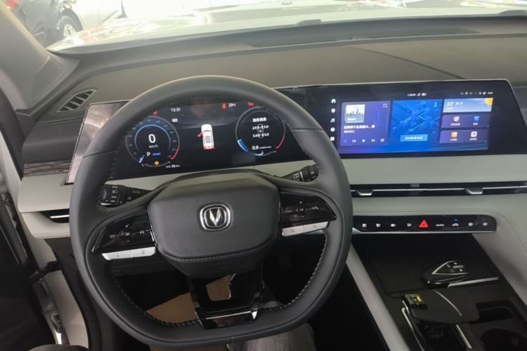 Used CHANGAN CS75 PLUS 2024 3rd Generation Champion Edition 1.5T Intelligent Drive Dynamic Model Center Console