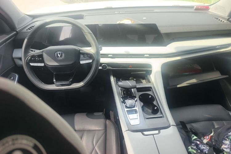 Used CHANGAN CS75 PLUS 2024 3rd Generation Champion Edition 2.0T Intelligent Drive Performance Model Center Console