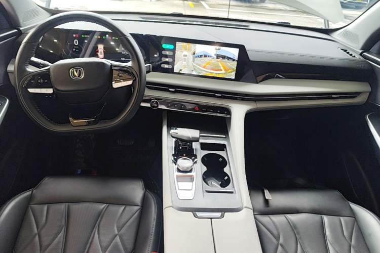 Used CHANGAN CS75 PLUS 2024 3rd Generation Champion Edition 1.5T Intelligent Drive Dynamic Model Center Console