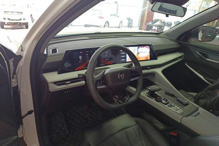 Used CHANGAN CS75 PLUS 2024 3rd Generation Champion Edition 1.5T Intelligent Drive Dynamic Model Center Console